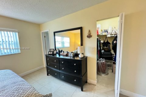 Condo in Hollywood, Florida, 1 bedroom  № 1929608 - photo 12