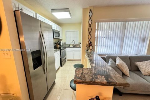 Condo in Hollywood, Florida, 1 bedroom  № 1929608 - photo 4