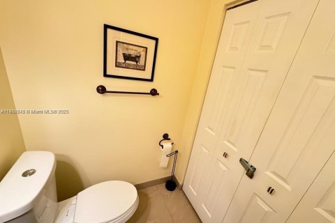 Condo in Hollywood, Florida, 1 bedroom  № 1929608 - photo 9