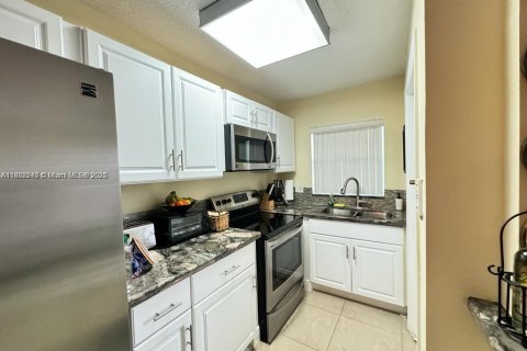 Condo in Hollywood, Florida, 1 bedroom  № 1929608 - photo 6