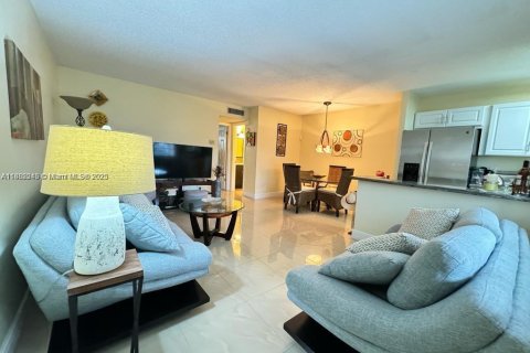 Condo in Hollywood, Florida, 1 bedroom  № 1929608 - photo 1