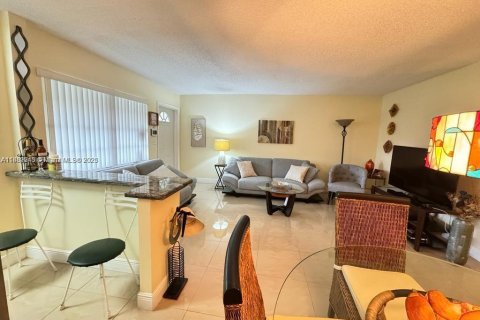 Condo in Hollywood, Florida, 1 bedroom  № 1929608 - photo 2