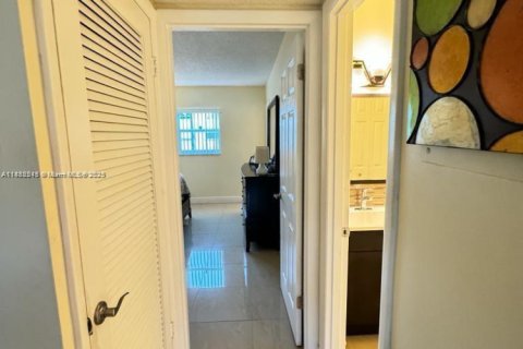 Condo in Hollywood, Florida, 1 bedroom  № 1929608 - photo 7