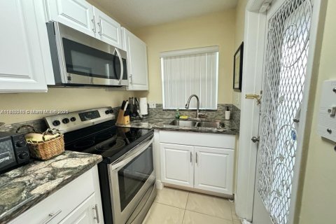 Condo in Hollywood, Florida, 1 bedroom  № 1929608 - photo 5