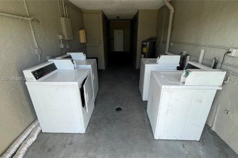 Купить кондоминиум в Пемброк-Парк, Флорида 2 спальни, 95.69м2, № 2044779 - фото 18