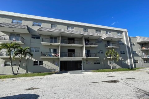 Кондоминиум с 2 спальнями в Пемброк-Парк, Флорида № 2044779