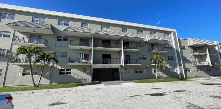 Кондоминиум с 2 спальнями в Пемброк-Парк, Флорида № 2044779