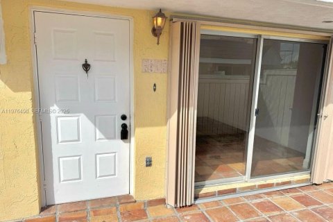 House in Miami, Florida 2 bedrooms, 92.9 sq.m. № 2052904 - photo 3