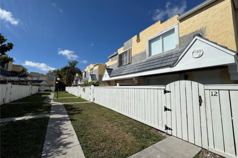 House in Miami, Florida 2 bedrooms, 92.9 sq.m. № 2052904