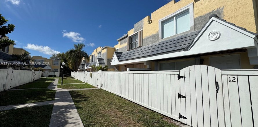 House in Miami, Florida 2 bedrooms, 92.9 sq.m. № 2052904