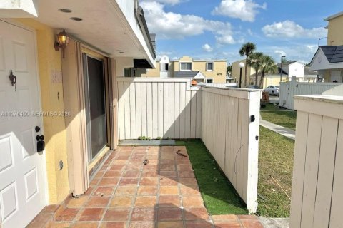 House in Miami, Florida 2 bedrooms, 92.9 sq.m. № 2052904 - photo 4