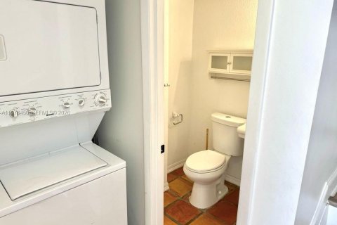 House in Miami, Florida 2 bedrooms, 92.9 sq.m. № 2052904 - photo 9