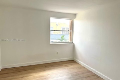 House in Miami, Florida 2 bedrooms, 92.9 sq.m. № 2052904 - photo 11