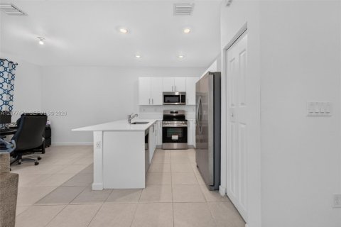Adosado en venta en Homestead, Florida, 3 dormitorios, 157.38 m2 № 2320013 - foto 7
