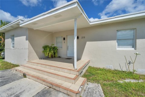 Villa ou maison à vendre à Hialeah, Floride: 3 chambres, 130.34 m2 № 2045702 - photo 2