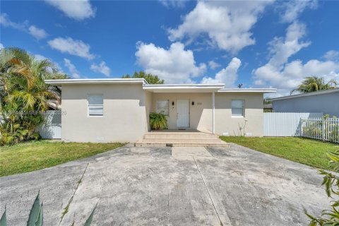Villa ou maison à vendre à Hialeah, Floride: 3 chambres, 130.34 m2 № 2045702 - photo 1