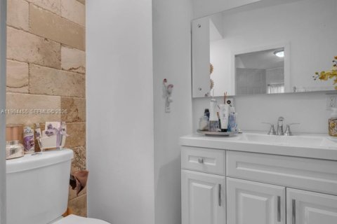 Villa ou maison à vendre à Hialeah, Floride: 3 chambres, 130.34 m2 № 2045702 - photo 12