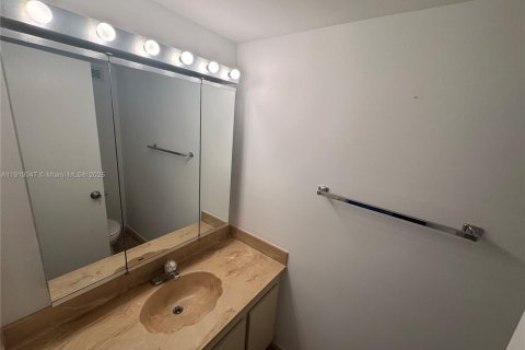 Condo in Hallandale Beach, Florida, 1 bedroom  № 2082666 - photo 16