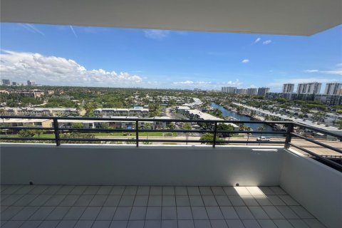Condo in Hallandale Beach, Florida, 1 bedroom  № 2082666 - photo 17