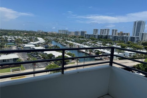 Condo in Hallandale Beach, Florida, 1 bedroom  № 2082666 - photo 2