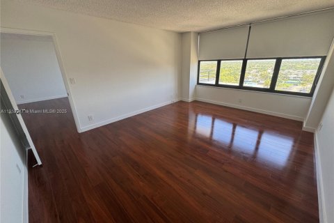 Condo in Hallandale Beach, Florida, 1 bedroom  № 2082666 - photo 14