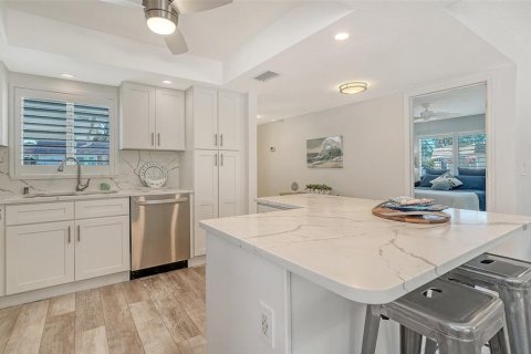 Condo in Sarasota, Florida, 2 bedrooms  № 2096535 - photo 13