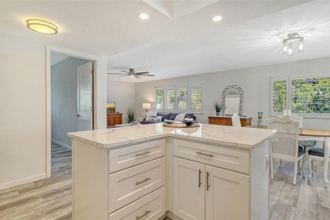 Condo in Sarasota, Florida, 2 bedrooms  № 2096535 - photo 14