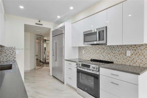 Condo in Aventura, Florida, 2 bedrooms  № 2047866 - photo 13