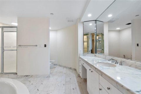 Condo in Aventura, Florida, 2 bedrooms  № 2047866 - photo 22
