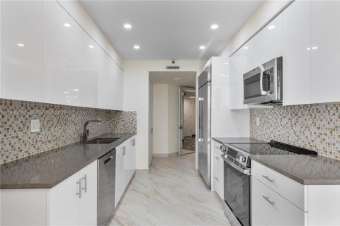 Condo in Aventura, Florida, 2 bedrooms  № 2047866 - photo 12