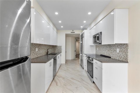 Condo in Aventura, Florida, 2 bedrooms  № 2047866 - photo 11