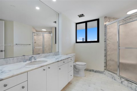 Condo in Aventura, Florida, 2 bedrooms  № 2047866 - photo 27