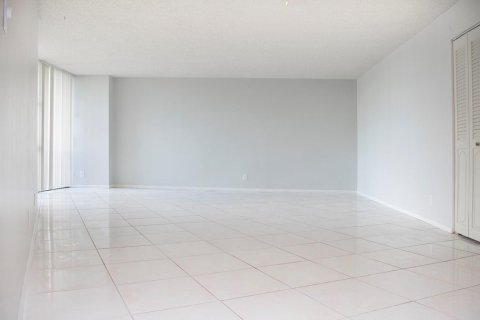 Condo in Hallandale Beach, Florida, 1 bedroom  № 2085924 - photo 4