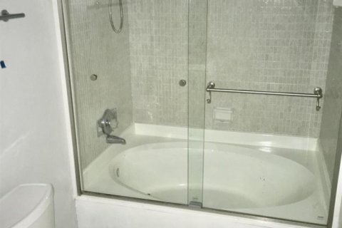 Condo in Hallandale Beach, Florida, 1 bedroom  № 2085924 - photo 13