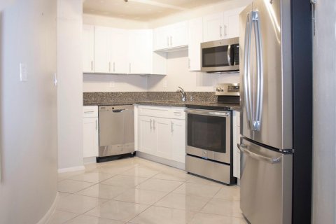 Condo in Hallandale Beach, Florida, 1 bedroom  № 2085924 - photo 10