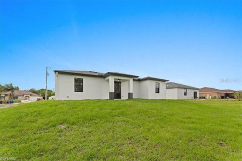 House in Lehigh Acres, Florida 3 bedrooms, 120.03 sq.m. № 1687636 - photo 4