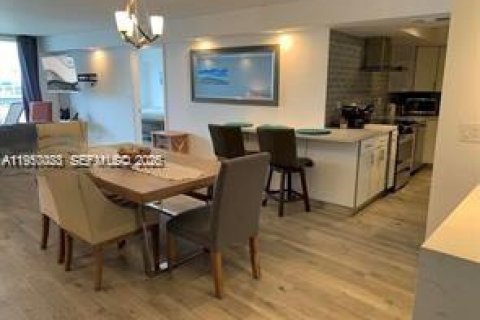 Copropriété à vendre à Miami Beach, Floride: 2 chambres, 119.84 m2 № 2153057 - photo 2