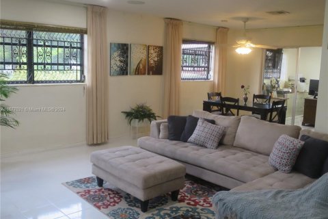 Villa ou maison à vendre à Miami Gardens, Floride: 4 chambres, 191.29 m2 № 2069674 - photo 2