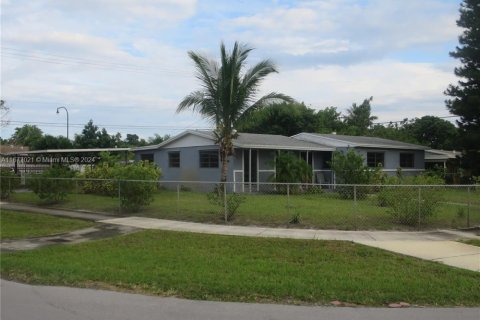 Villa ou maison à Miami Gardens, Floride 4 chambres, 191.29 m2 № 2069674