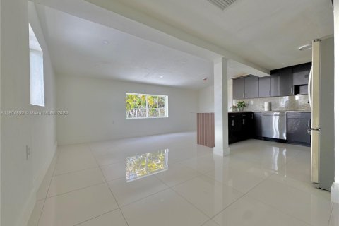 House in Miami, Florida 5 bedrooms, 205.41 sq.m. № 1700989 - photo 7