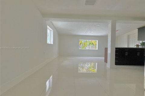 House in Miami, Florida 5 bedrooms, 205.41 sq.m. № 1700989 - photo 6