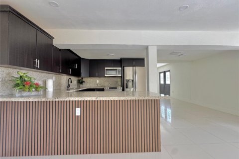 House in Miami, Florida 5 bedrooms, 205.41 sq.m. № 1700989 - photo 11