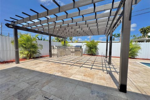 House in Miami, Florida 5 bedrooms, 205.41 sq.m. № 1700989 - photo 22