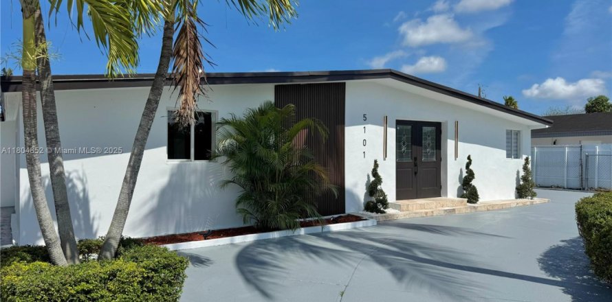 House in Miami, Florida 5 bedrooms, 205.41 sq.m. № 1700989