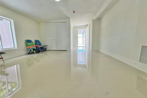 House in Miami, Florida 5 bedrooms, 205.41 sq.m. № 1700989 - photo 16