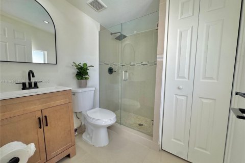 House in Miami, Florida 5 bedrooms, 205.41 sq.m. № 1700989 - photo 19