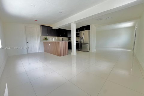 House in Miami, Florida 5 bedrooms, 205.41 sq.m. № 1700989 - photo 8