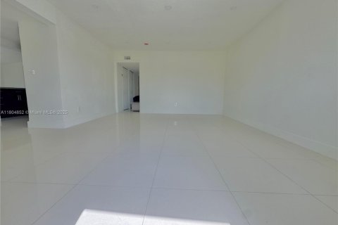 House in Miami, Florida 5 bedrooms, 205.41 sq.m. № 1700989 - photo 4