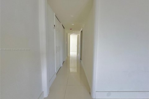 House in Miami, Florida 5 bedrooms, 205.41 sq.m. № 1700989 - photo 14