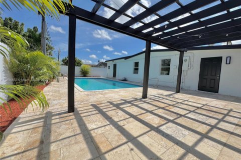 House in Miami, Florida 5 bedrooms, 205.41 sq.m. № 1700989 - photo 25